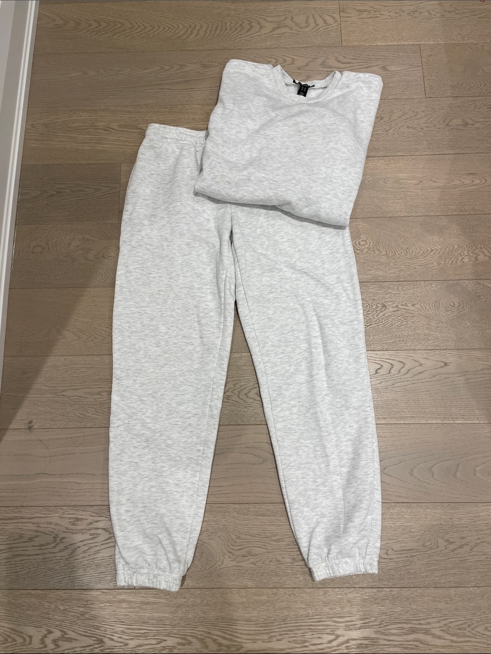 Love and Liberty Women's Light Gray Sweatshirt (XS) and Sweatpant (M)